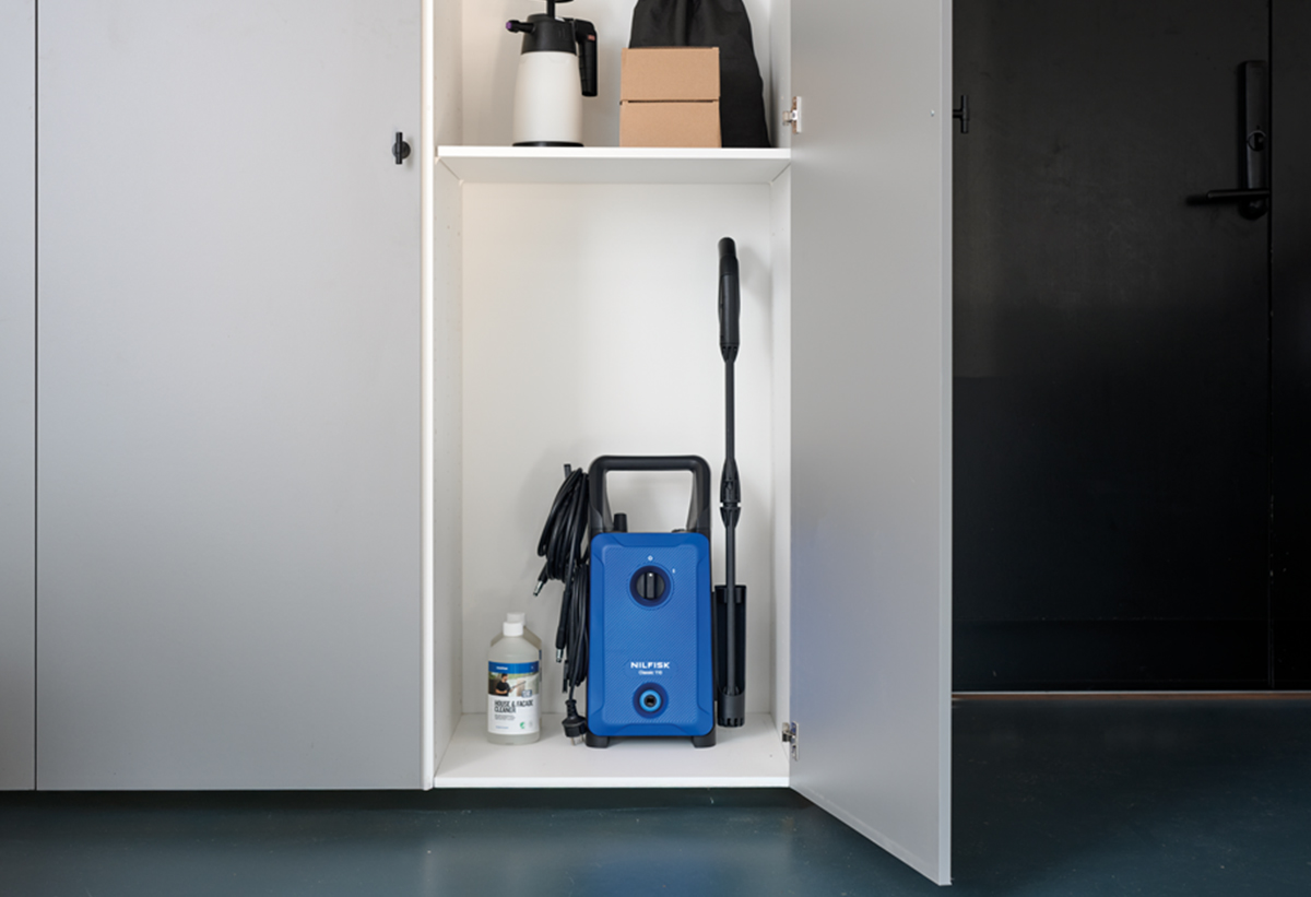 Απεικονίζεται το μηχάνημα να αποθηκεύεται σε ντουλάπι.